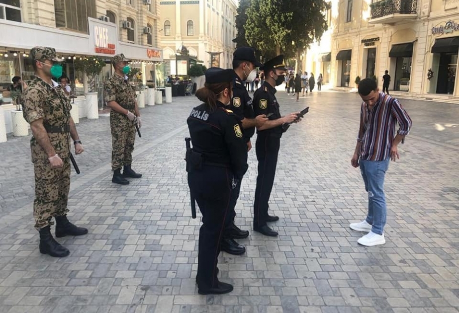 Polis əməkdaşları nəqliyyat axınının və əhalinin sıx olduğu yerlərdə reydlər keçirirlər