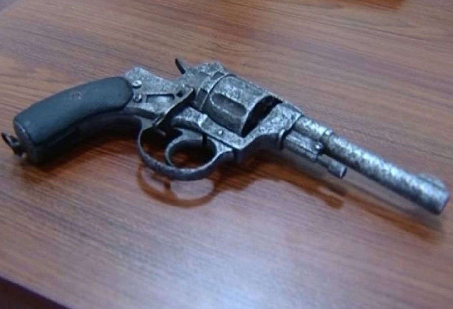 Şəki sakininin evinin zirzəmisindən tapança, tüfəng və patronlar aşkarlanaraq götürülüb