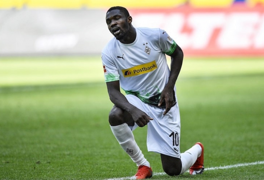 Rodilla en tierra por George Floyd