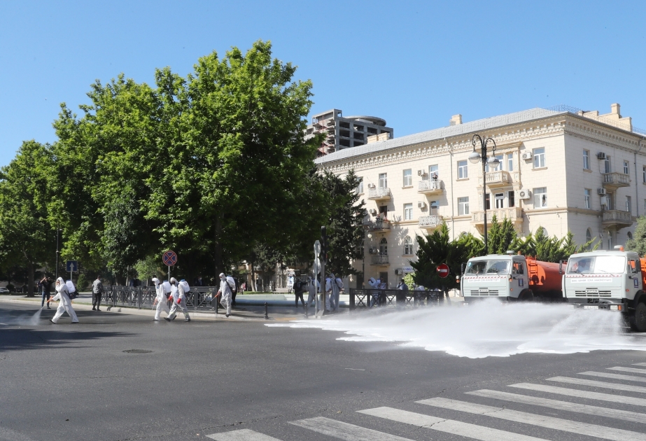 Kommunen führen intensivere Desinfektionsarbeiten auf den Straßen in Baku durch