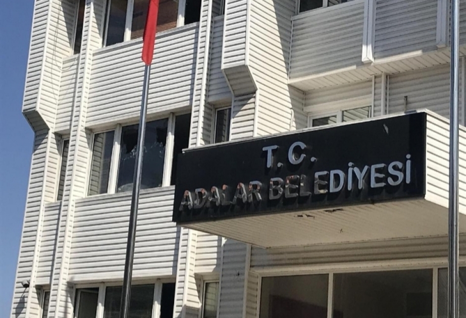 İstanbulun Adalar Bələdiyyəsinin binasına silahlı hücum olub