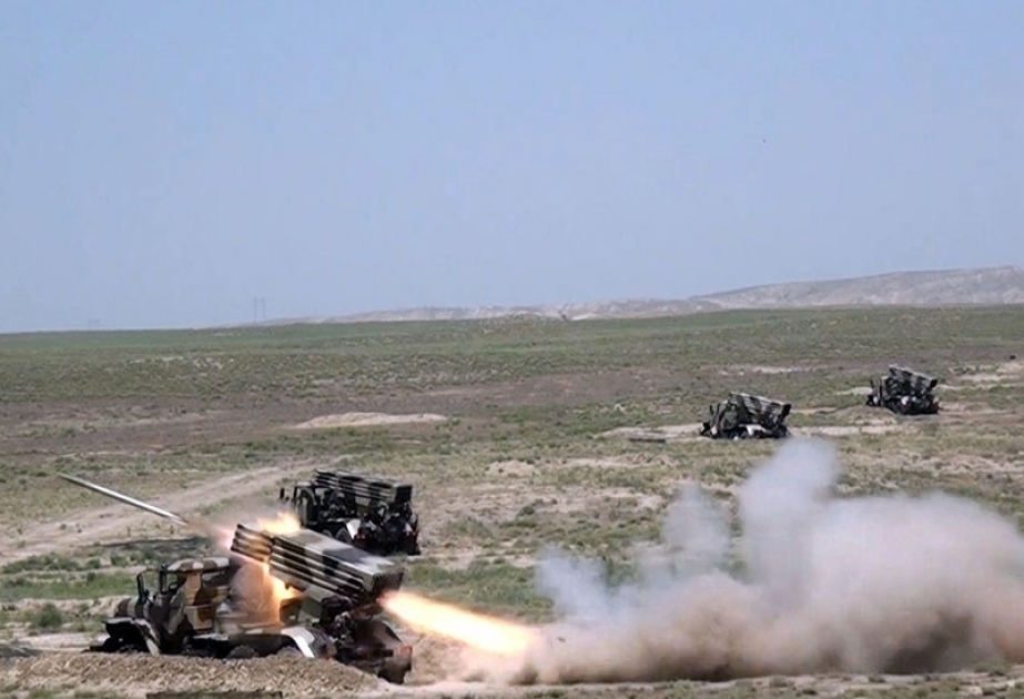 Des unités d’artillerie effectuent des exercices à tirs réels