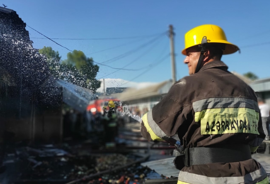 FHN: Göyçayda bazarın ərazisində beş mağaza yanıb
