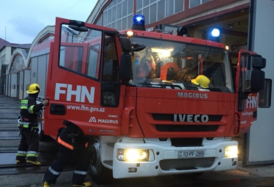 Bakıda çoxmərtəbəli binada yanğın baş verib, 20 nəfər təxliyə olunub