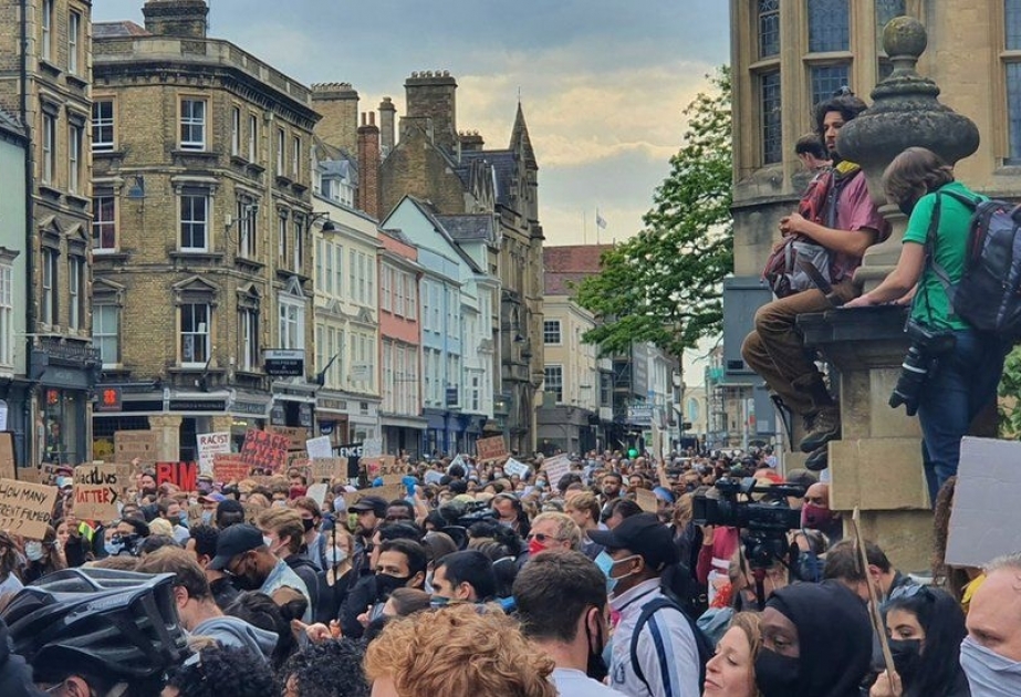 Londonda daha bir qul tacirinin heykəli götürülüb