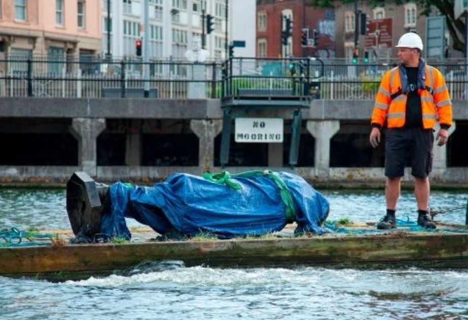 Bristol şəhərində suya atılan qul tacirin heykəli çıxarılaraq muzeyə aparılıb