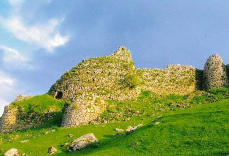 Gədəbəydəki Koroğlu qalası gecələr günəş batareyaları ilə işıqlandırılacaq
