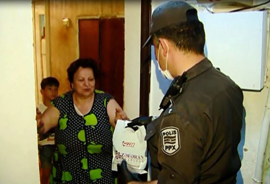 Gəncədə polis yaşlı qadına kömək etdi