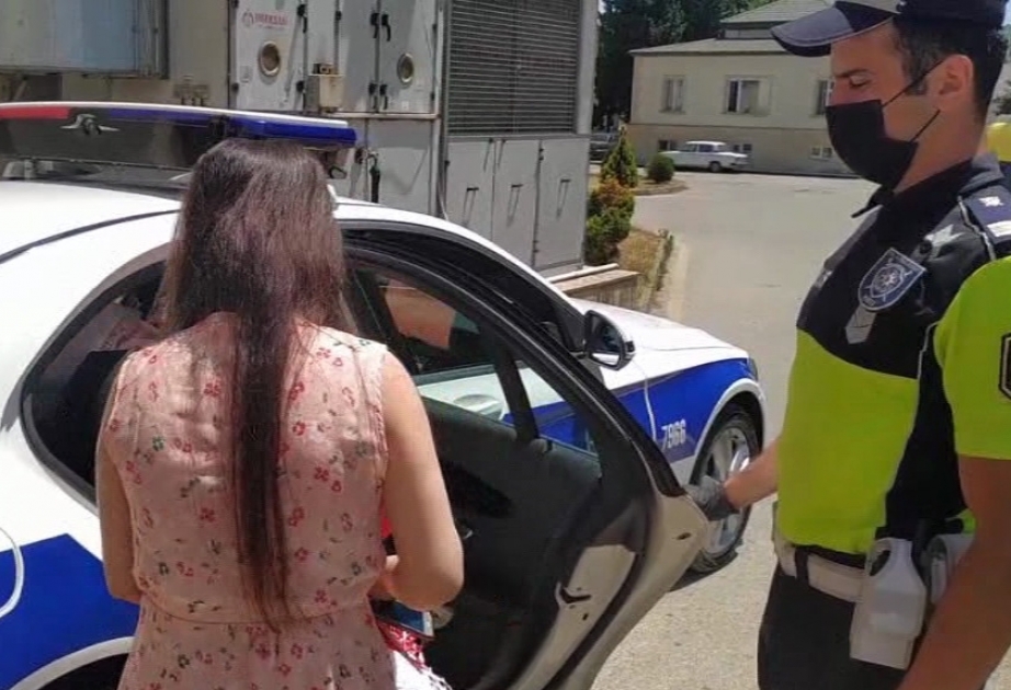 Sərtləşdirilmiş karantin rejiminin tətbiq olunduğu Lənkəranda polis çətin vəziyyətdə olan iki ailəyə kömək edib VİDEO
