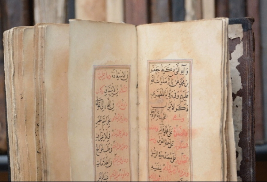 Mir Məhəmməd Kərim Bakuvinin “Dua məcmuəsi” kitabı İlahiyyat İnstitutuna hədiyyə edilib