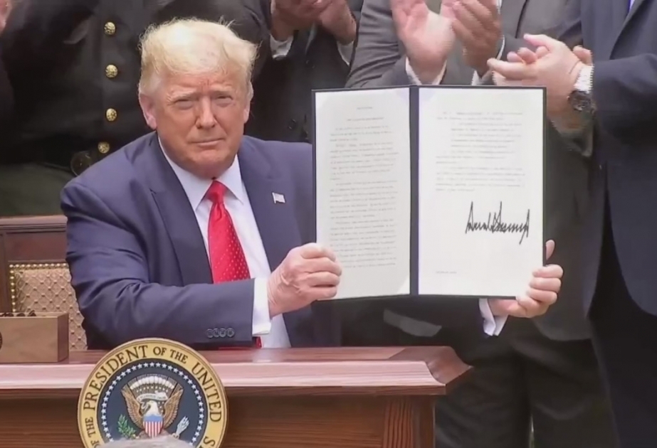 Trump signs order on police reform, doesn’t mention racism