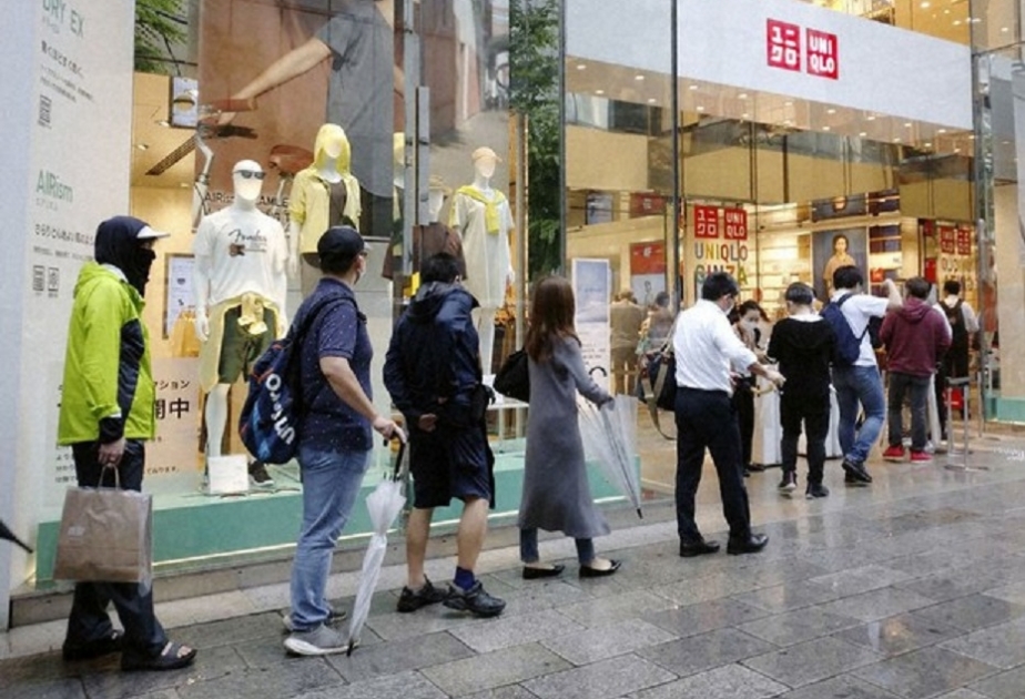 Yaponiyada “Fast Retailing Co.” şirkəti tərəfindən satışa çıxarılan tibbi maskalar böyük maraqla qarşılanıb