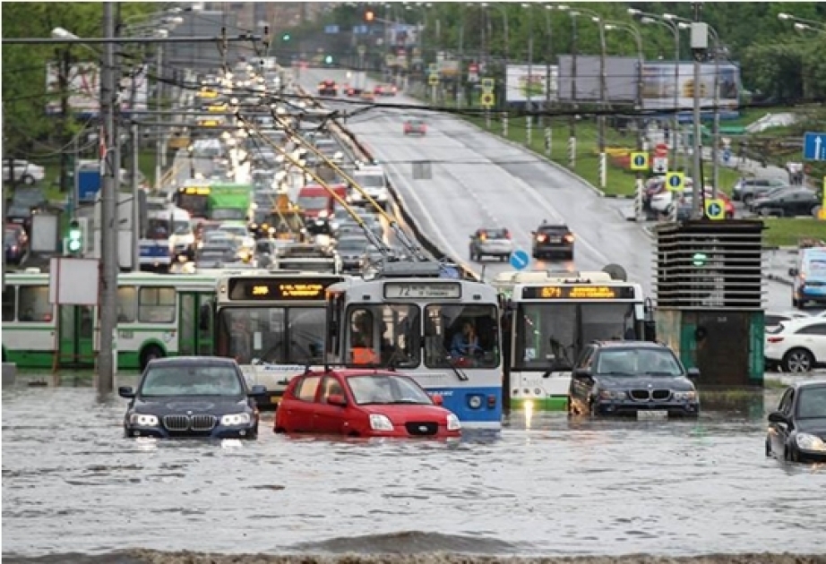 Moskvada güclü yağış və tufan nəticəsində 30-dan çox avtomobil yolu və iki piyada keçidi su altında qalıb VİDEO