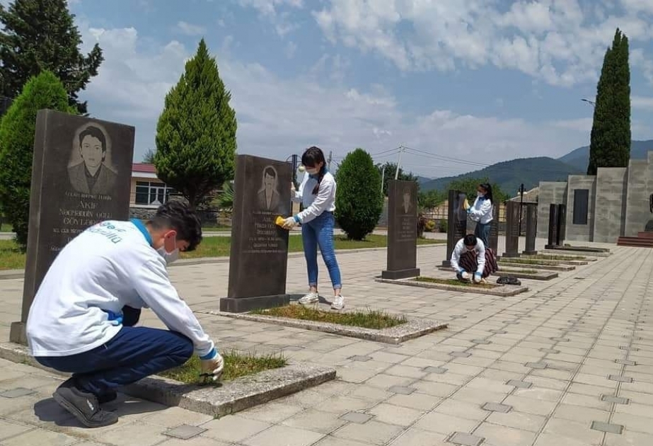Des bénévoles de Balaken se mobilisent pour nettoyer le Cimetière des martyrs