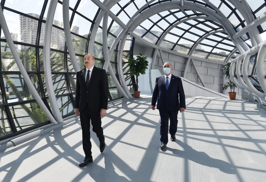 Präsident Ilham Aliyev weiht Fußgängerüberführung in der Neapel Straße in Baku ein VIDEO