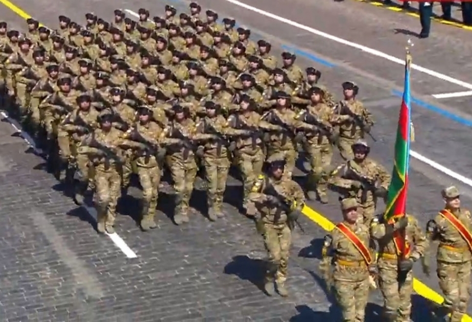 Militares azerbaiyanos participan en un desfile militar en Moscú