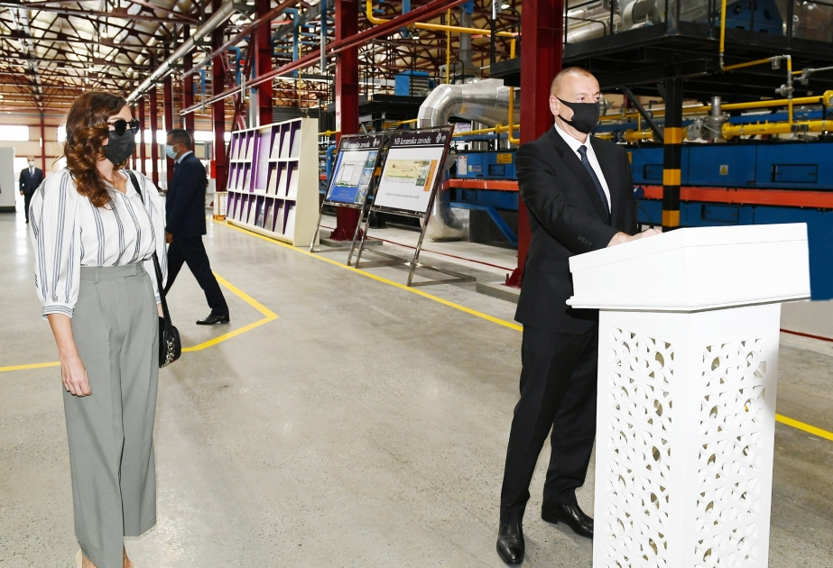 Präsident Ilham Aliyev weiht Werk zur Herstellung von Baustoffen in der Stadt Ganja ein VIDEO