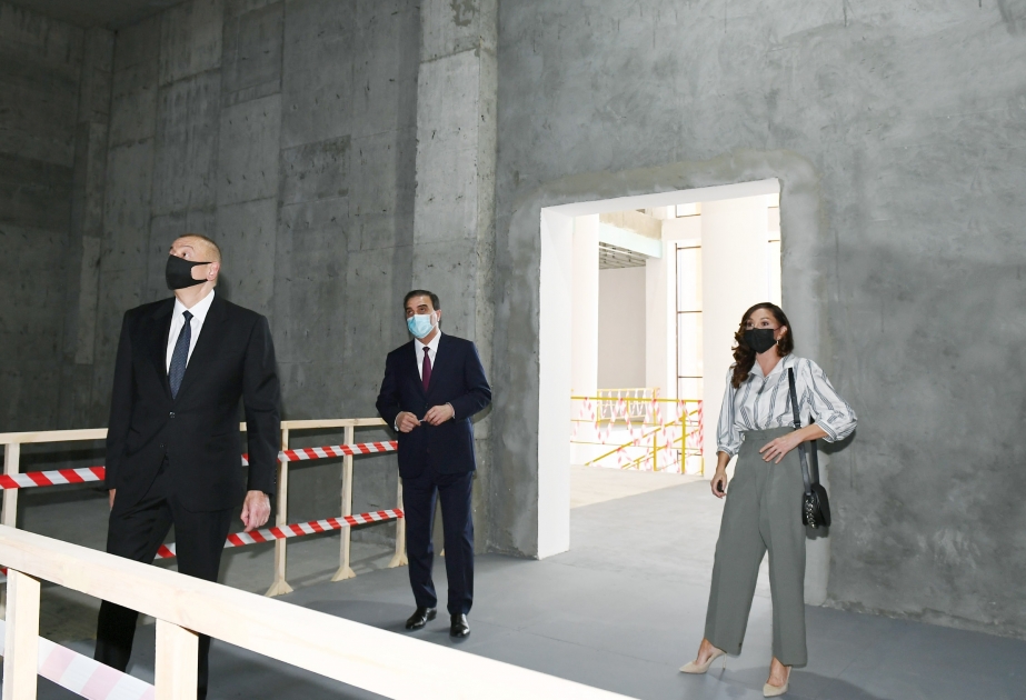 Le président Ilham Aliyev visite le chantier du nouveau bâtiment du Théâtre dramatique d’Etat de Gandja VIDEO