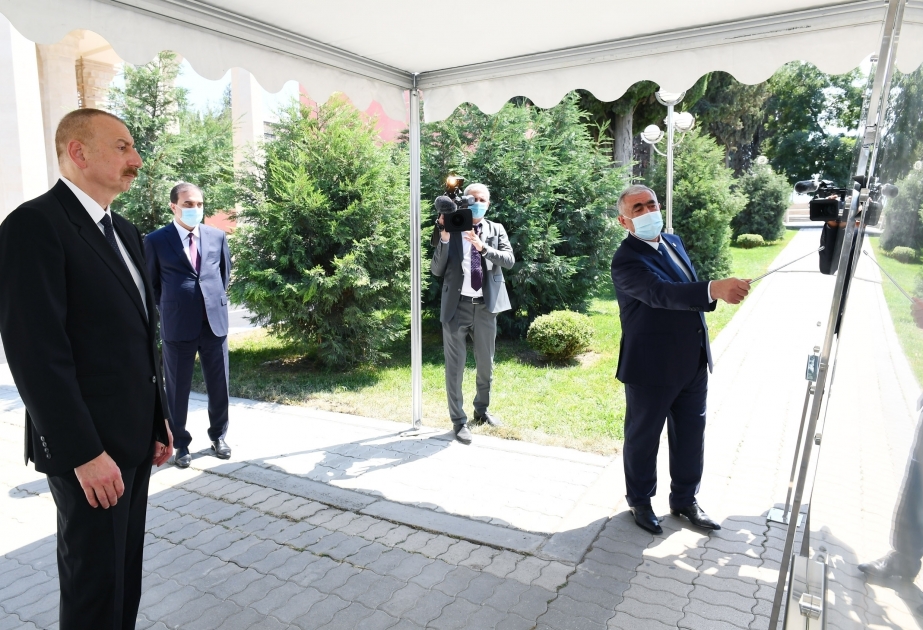 El presidente Ilham Aliyev lanzó un puente recientemente renovado sobre el río Gandjachay