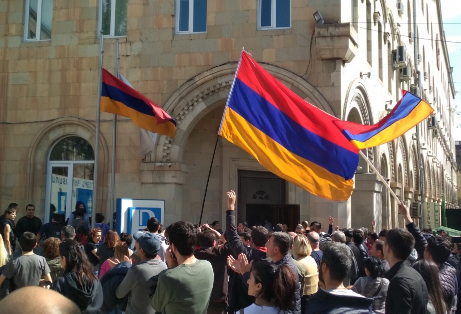 Ermənistan müxalifəti iqtidara qarşı cinayət işi açılmasını tələb edir