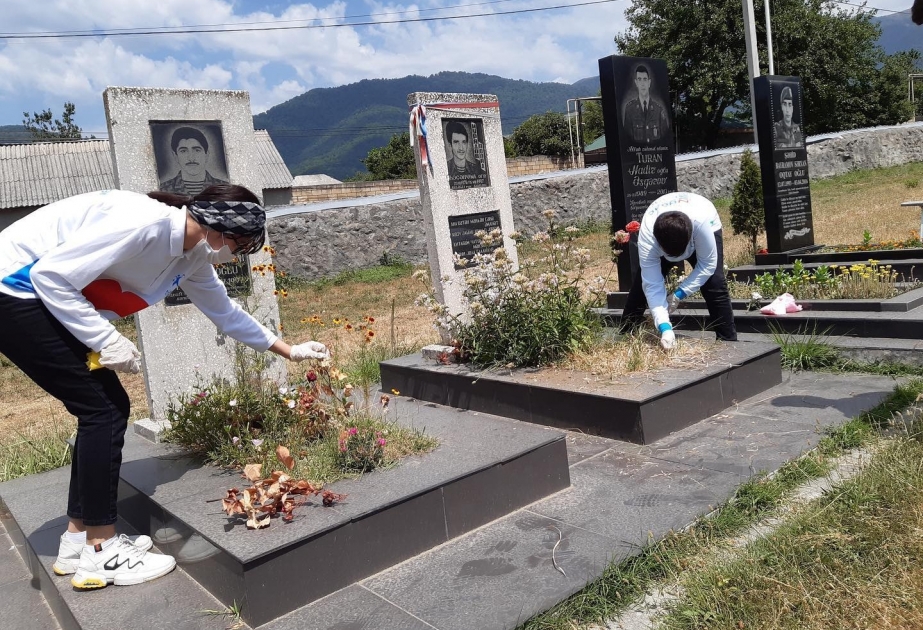 Gəncədə gənclər şəhidlərimizin xatirəsini yad ediblər