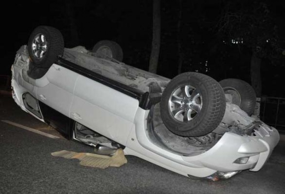 Salyanda “Toyota” markalı avtomobil aşıb, sürücü ölüb