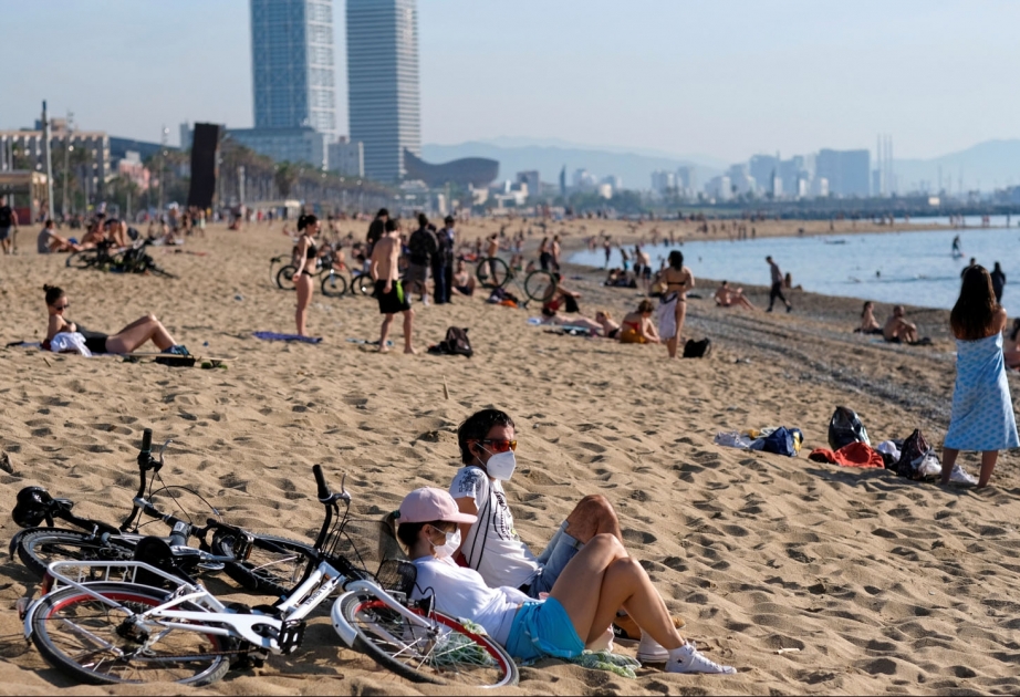В Испании пляжи переполнены, дистанция не соблюдается