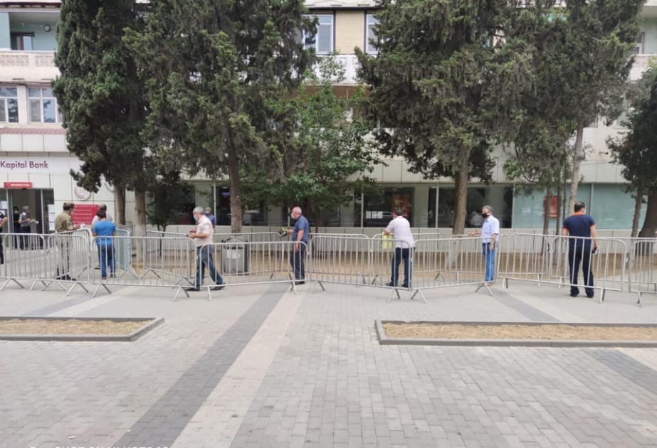 Bakıda tibbi maskadan istifadə etməyən şəxslər cərimələniblər