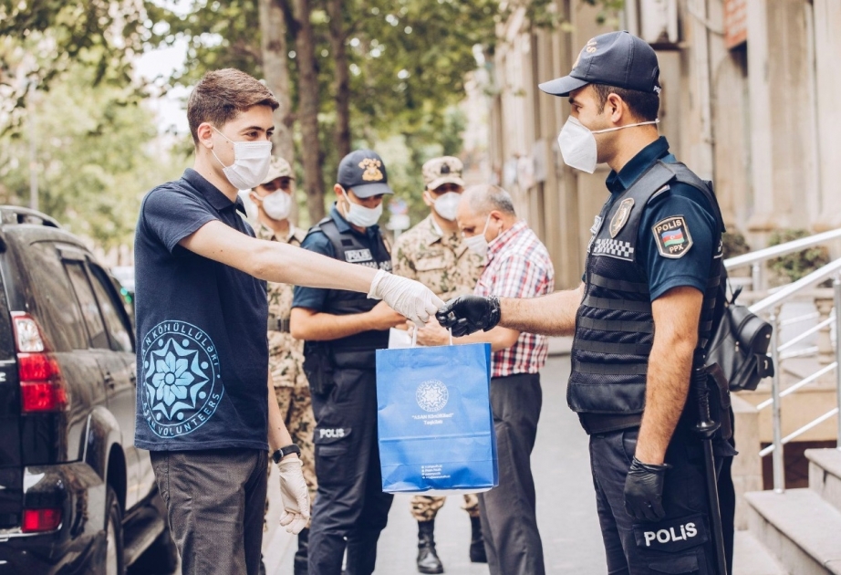 ASAN könüllüləri polis əməkdaşlarına antiseptik vasitələr və tibbi maskalar təqdim ediblər