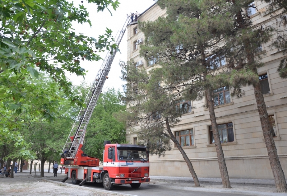 Naftalanda çoxmərtəbəli yaşayış binalarının dam örtüklərində təmir işləri aparılır