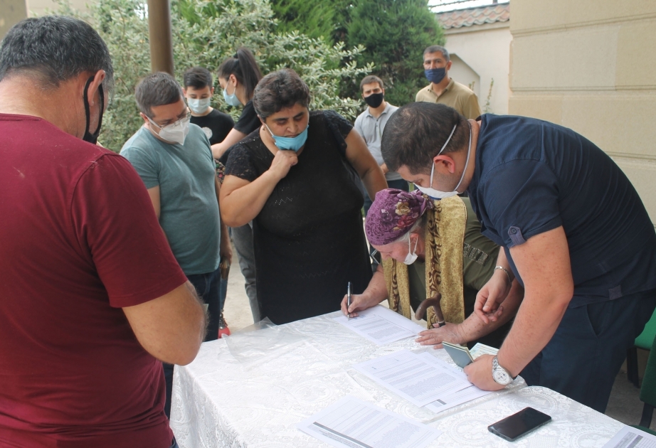 Funcionarios de la Embajada de Azerbaiyán se reúnen con ciudadanos varados en Uzbekistán por COVID-19