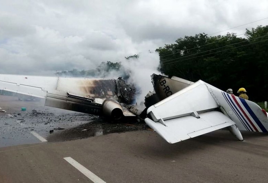 In Mexiko landet Flugzeug kurzerhand auf einer Straße