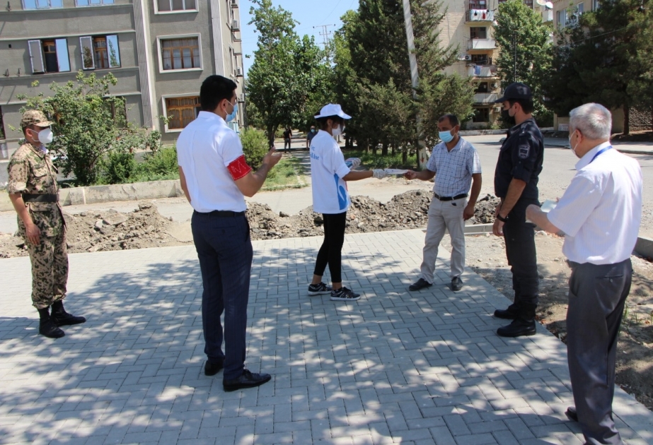 Yevlaxda gənc könüllülər pandemiya ilə bağlı aparılan maarifləndirmə tədbirlərində fəallıq göstərirlər
