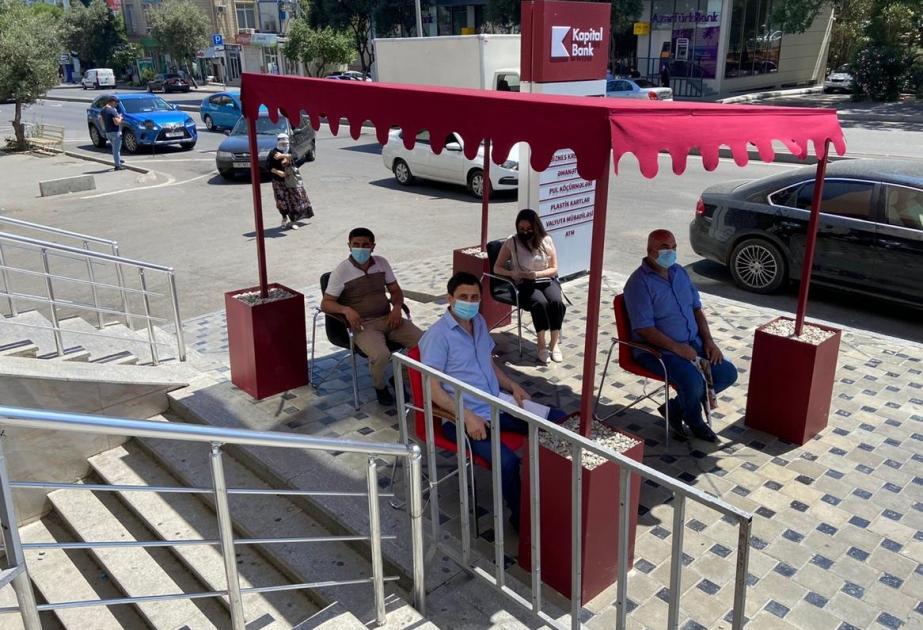 ®  “Kapital Bank” filialların önündə müştəriləri günvurmadan qoruyur