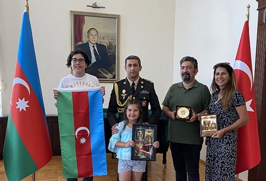Türkiyəli gəncə Azərbaycan bayrağı hədiyyə edilib