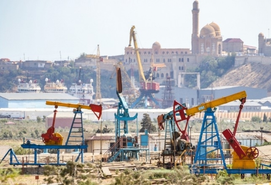 La caída del precio del petróleo de Azerbaiyán en los mercados mundiales