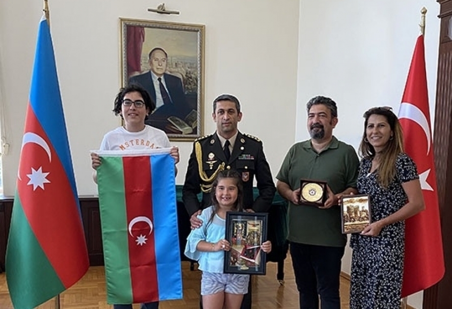 La bandera de Azerbaiyán fue presentada a un adolescente turco