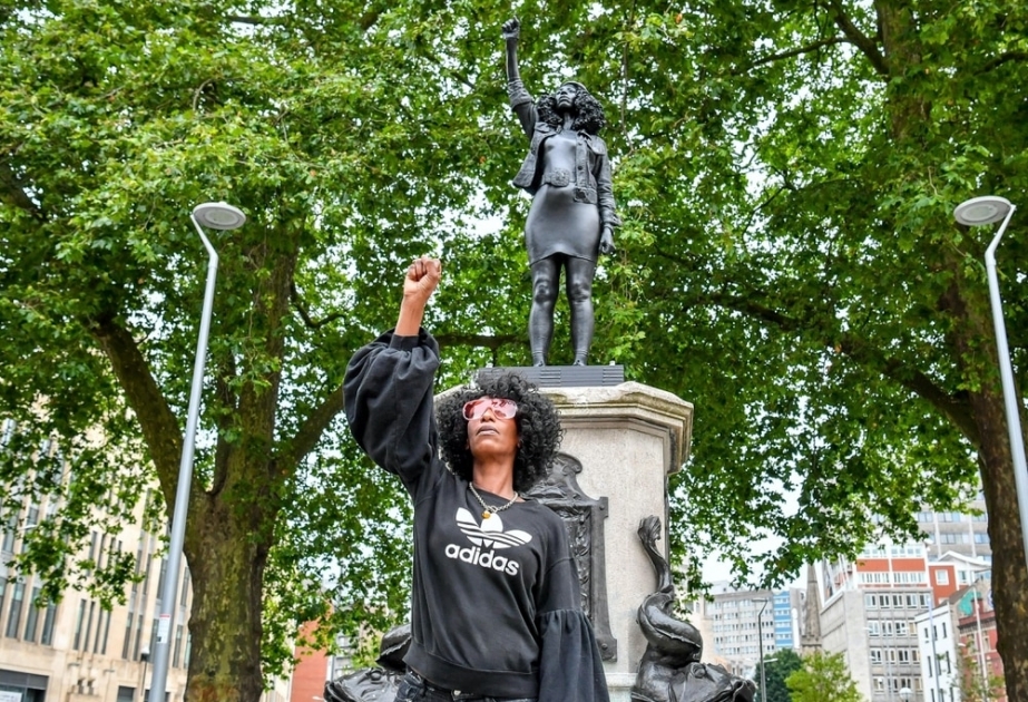 İngiltərənin Bristol şəhərində antiirqçi yürüş zamanı götürülən heykəl yenisi ilə əvəzlənib