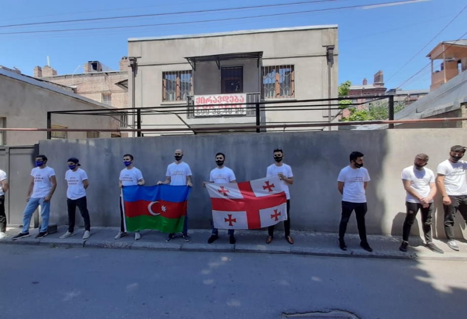 Azərbaycanlı gənclər Ermənistanın Gürcüstandakı səfirliyi qarşısında etiraz aksiyası keçiriblər