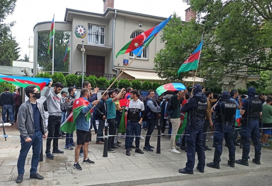 Həmvətənlərimiz Varşavada erməni təxribatının qarşısını alıblar