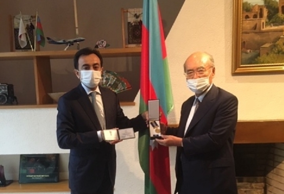 为联合国教科文组织前任秘书长授予"阿塞拜疆外交机构成立100周年"纪念勋章