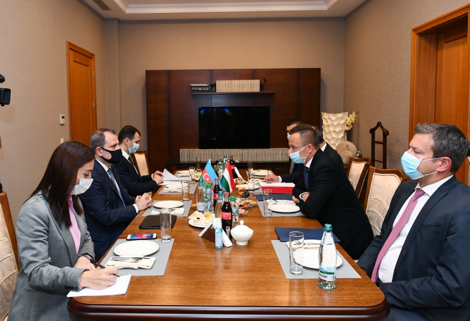 Aserbaidschanische, ungarische Außenminister treffen sich in erweitertem Format