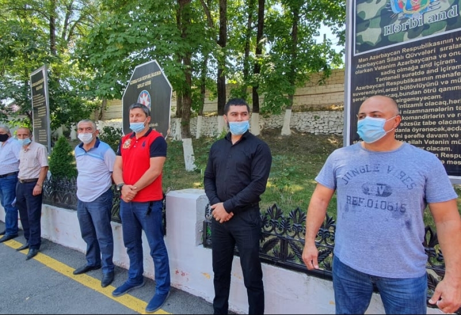 Qubada yüzlərlə könüllü Səfərbərlik və Hərbi Xidmətə Çağırış üzrə Dövlət Xidmətinin rayon bölməsinə müraciət edib