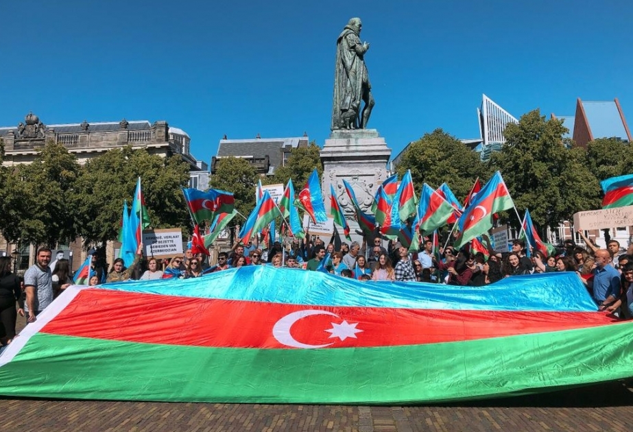 Niderlandda yaşayan soydaşlarımız etiraz aksiyası keçirərək dünya birliyini Ermənistanın təcavüzkarlığına son qoymağa çağırıblarVİDEO