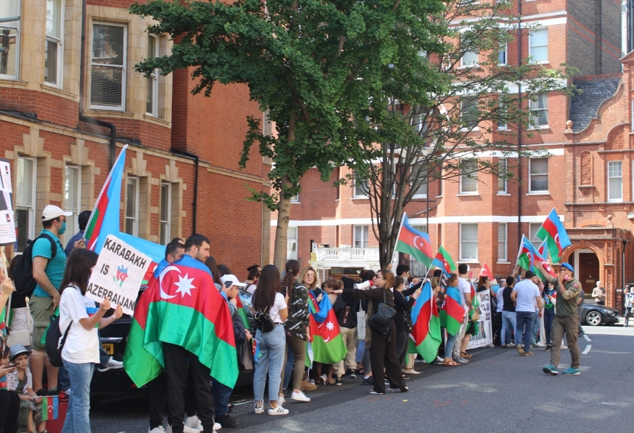 Aserbaidschaner in London veranstalten Protestaktion gegen militärische Provokation Armeniens an der Grenze