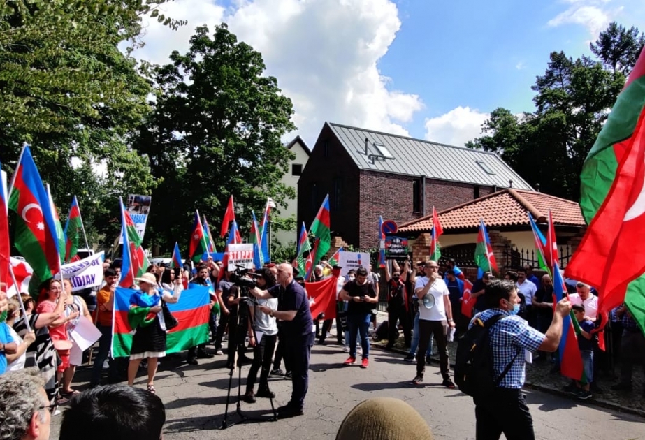 Посольство Армении в Берлине сотрясалось от лозунгов демонстрантов ВИДЕО