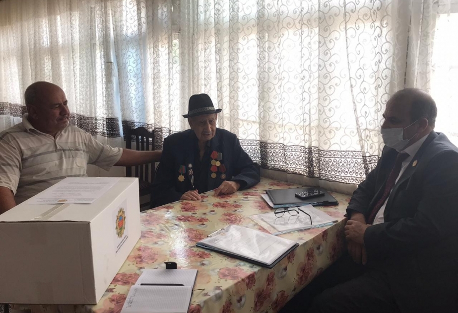 İkinci Dünya müharibəsi veteranlarına ərzaq məhsullarından ibarət sovqatlar paylanılıb