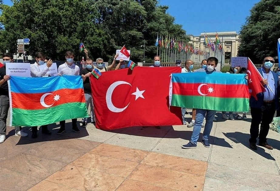 Los azerbaiyanos celebran una acción frente a la sede de ONU para protestar contra la provocación de los armenios