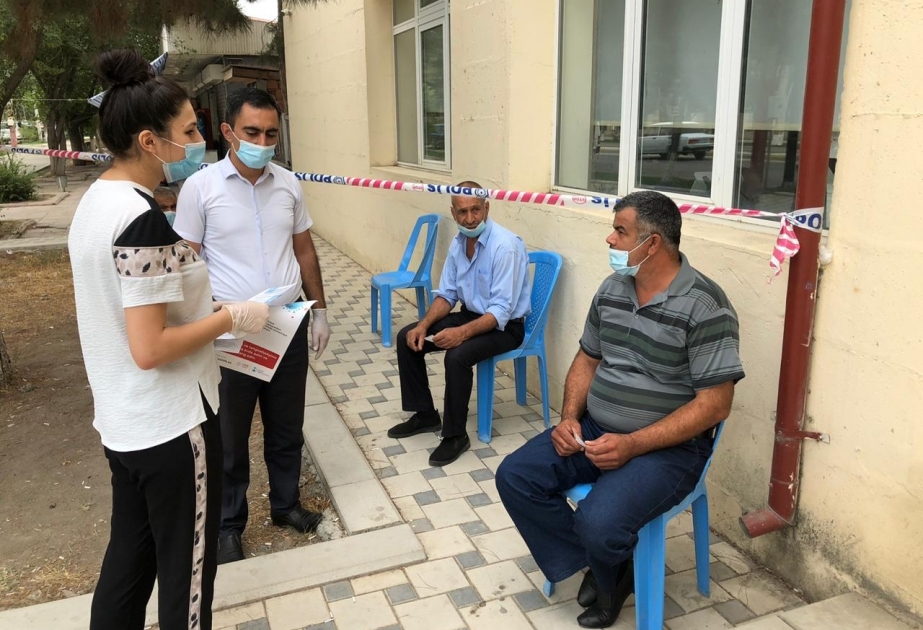 Könüllülər COVID-19 infeksiyasına qarşı mübarizə məqsədilə maarifləndirmə işləri aparırlar