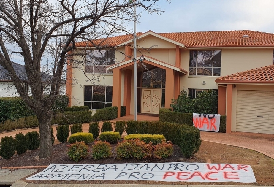 Los armenios cometen un acto de vandalismo contra la Embajada de Azerbaiyán en Australia